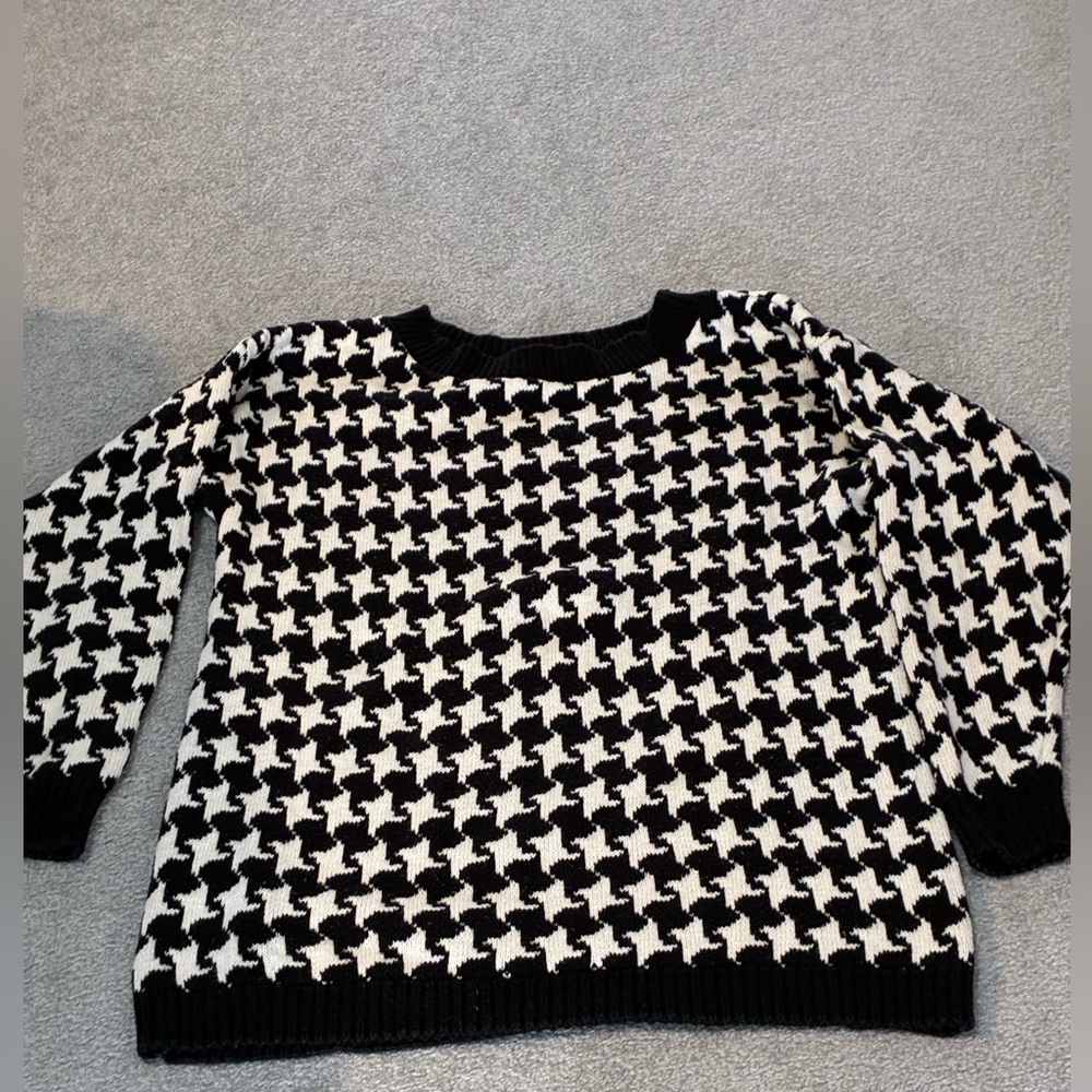 Houndstooth Macy’s Black and White Sweater Medium